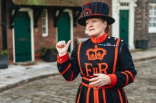London: Tower of London Early Access Tour with Beefeater for Two