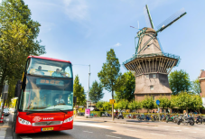 Amsterdam: 24-Hour Bus and 1-Hour Canal Cruise Ticket