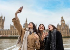 River Thames Evening Cruise with Bubbly and Canapés